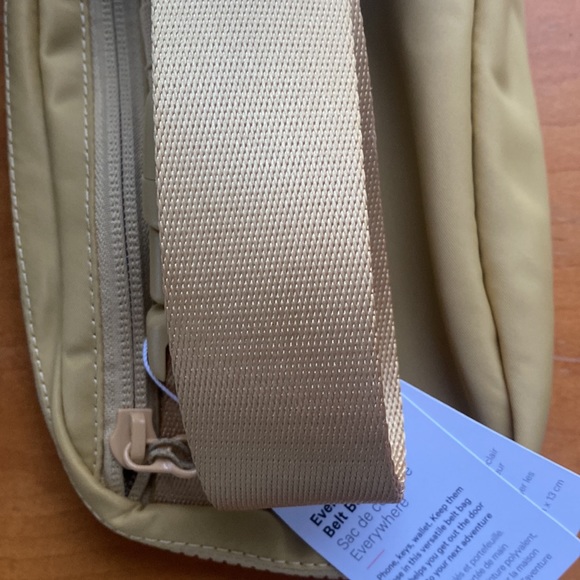 Lululemon Everywhere Belt Bag Golden Sand - Picture 5 of 6